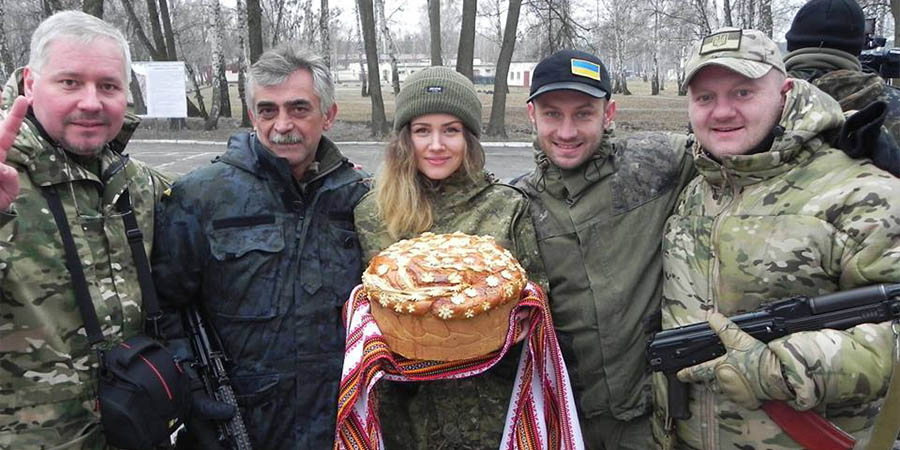 Фото. Є. Тельнов з однополчанами