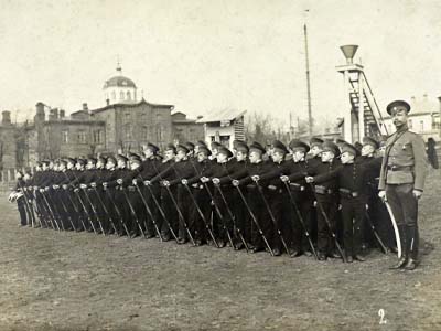 Фото учнів Єлисаветградського земського реального училища під час вивчення збройових прийомів	поч. ХХ ст.